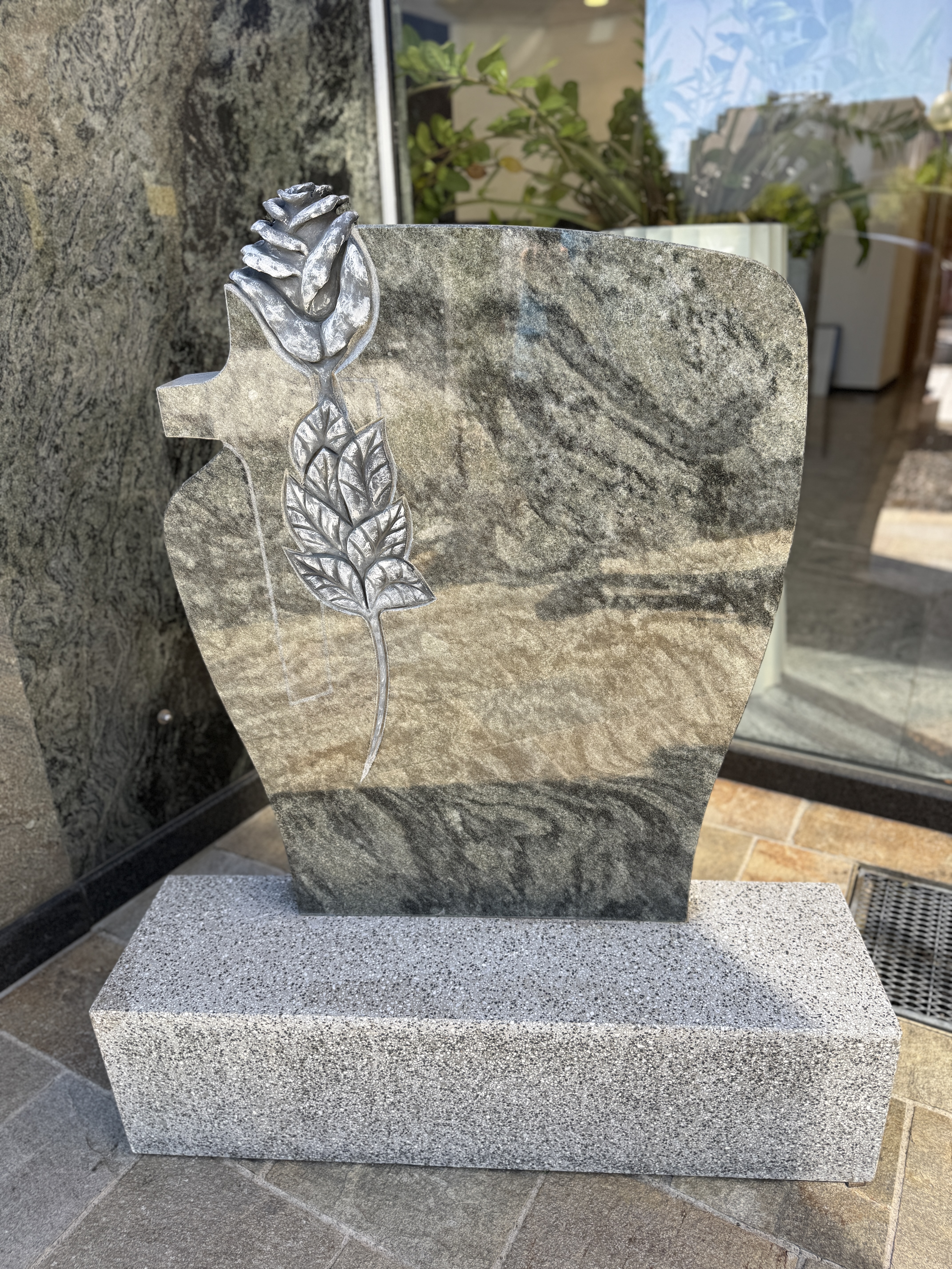 Weißer Marmor-Stein mit Flammenform