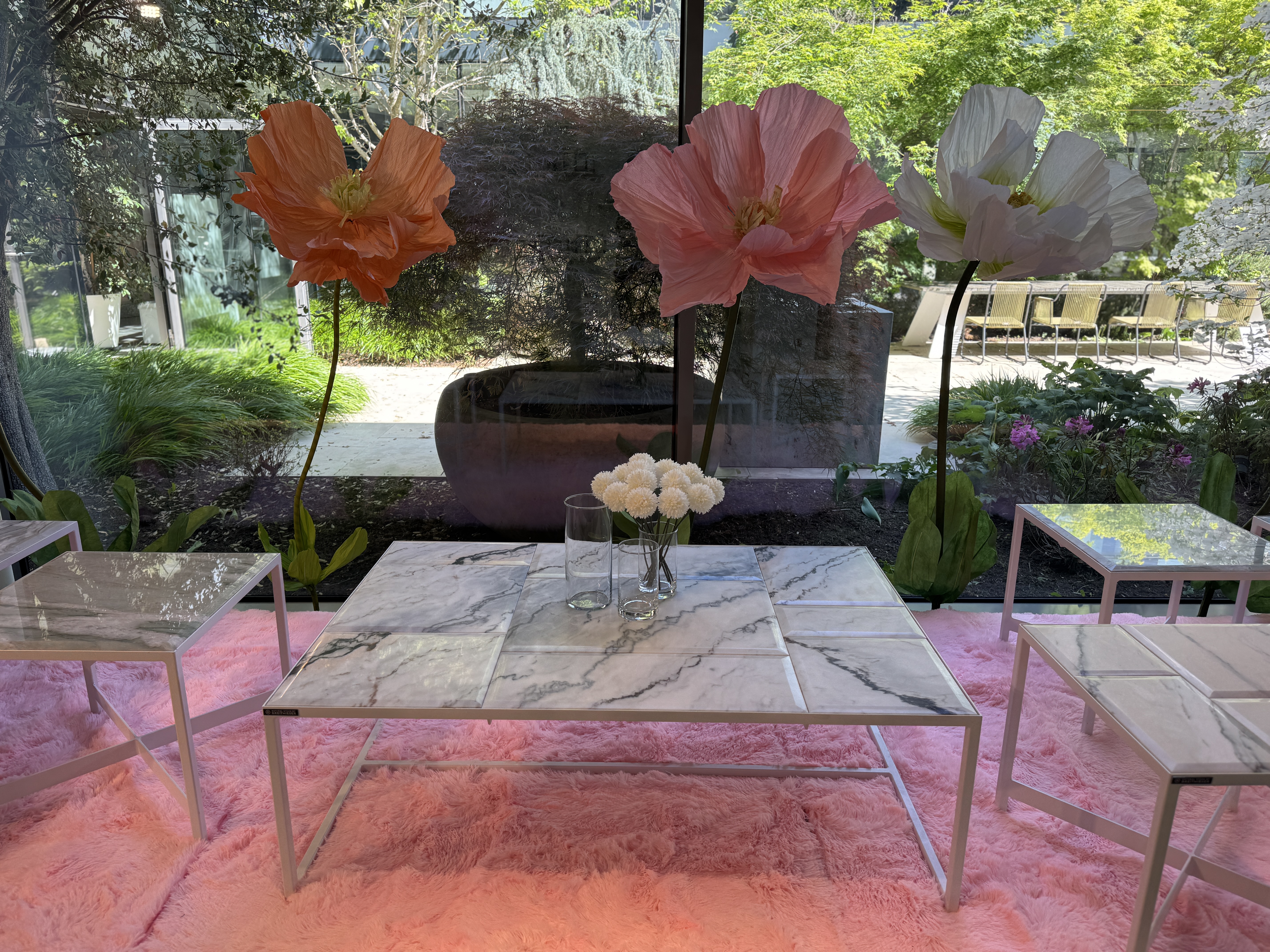 Marmor-Couchtische mit Blumenarrangement